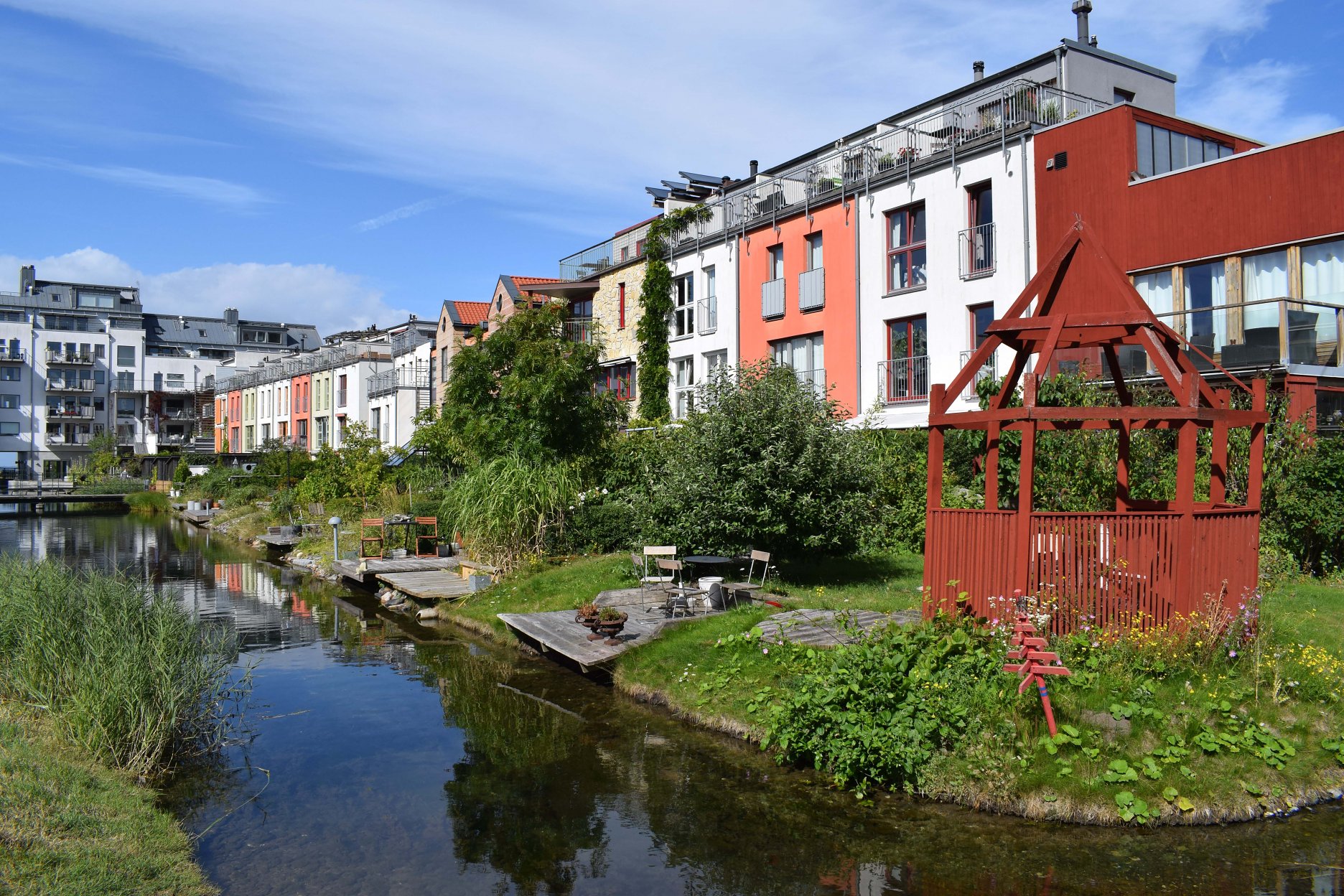 Vo švédskom meste Malmö odštartovali pilotné projkety trvalo udržateľných priestorov. Miestna štvrť Västra Hamnen bola priekopníckou realizáciou urbánnej štruktúry, v rámci ktorej bol kladený dôraz na trvalú udržateľnosť so zachovaním všetkých aspektov kvality života v oblasti. Výrazne sa tu pracuje s prvkom dažďovej vody a eliminácie jej úniku do kanalizácie. Zrážková voda je navrátená cez systém dažďovyćh zahrad a kanálov priamo do mora.