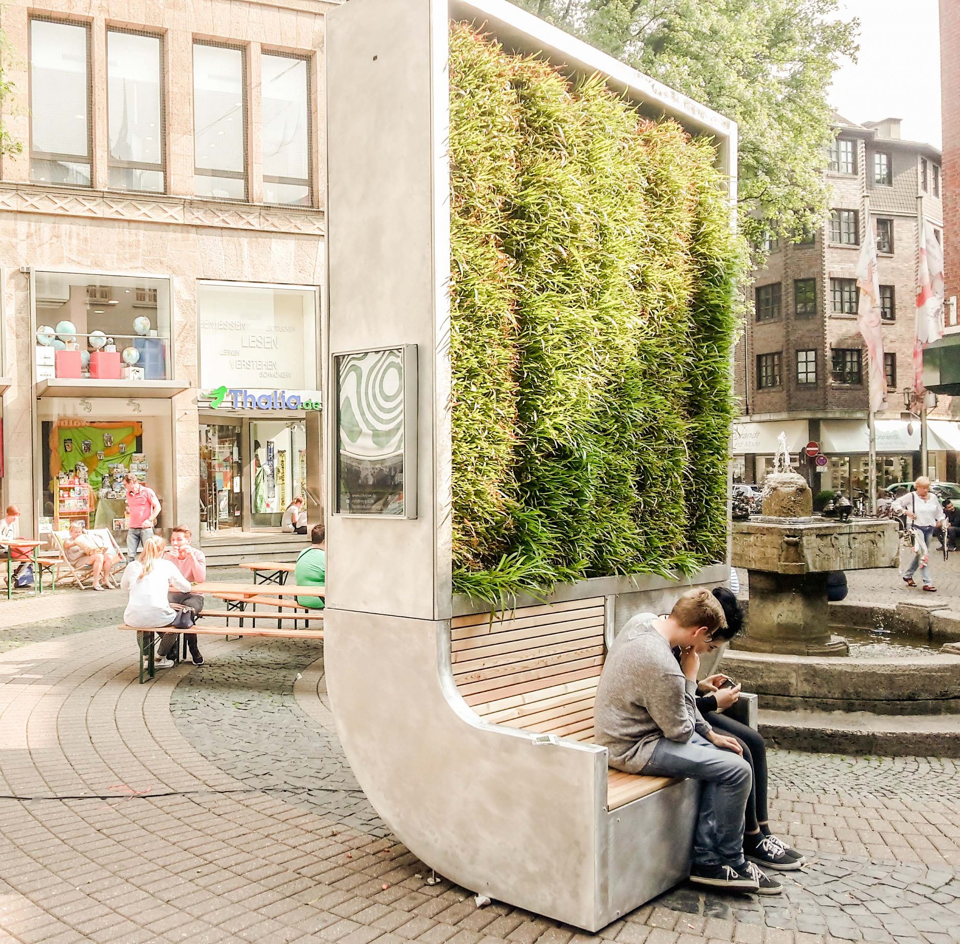Berlínska spoločnosť Green city solutions ponúka sofistikovaný mestský mobiliár so stenou z machu a lišajníku. Využíva schopnosť rastlín filtrovať znečistenie a viazať pevné častice zo vzduchu na svôj povrch. Do systému mobiliáru sú integrované senzory pomocou, ktorých sú sledované najrôznejšie veličiny. Zariadenie je navyše prepojené s internetom, čo zefektivňuje celkový proces monitoringu.