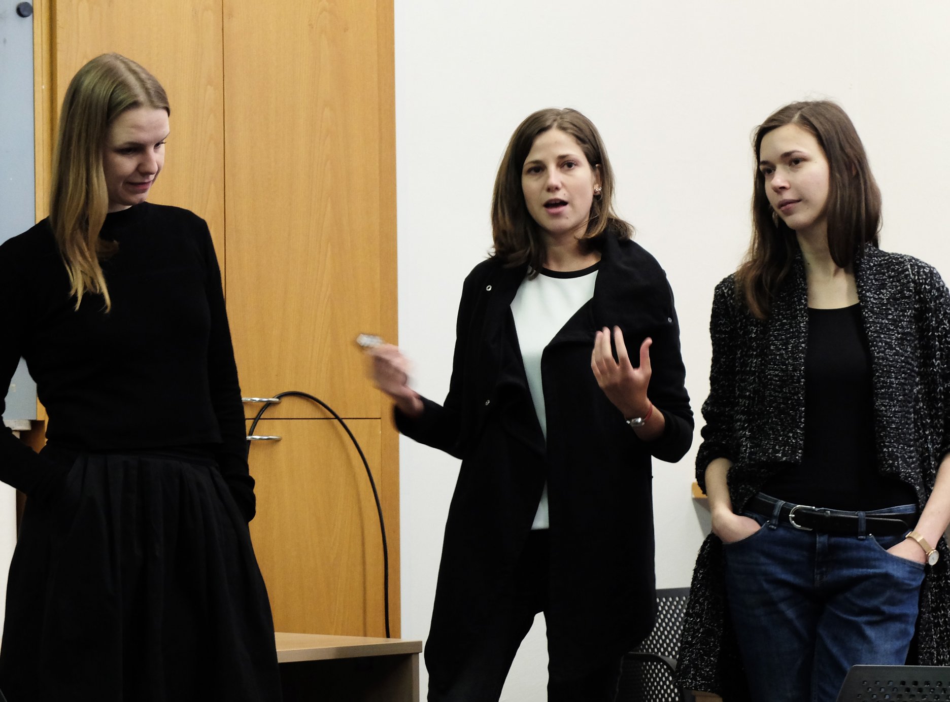 Anna Cséfalvay, Danica Pišteková a Veronika Trnovská z OZ WOVEN v diskusii, ktorá prebehla v rámci zahájenia podujatia Dňa otvorených dverí MoMoWo na Fakulte architektúry STU v Bratislave. 