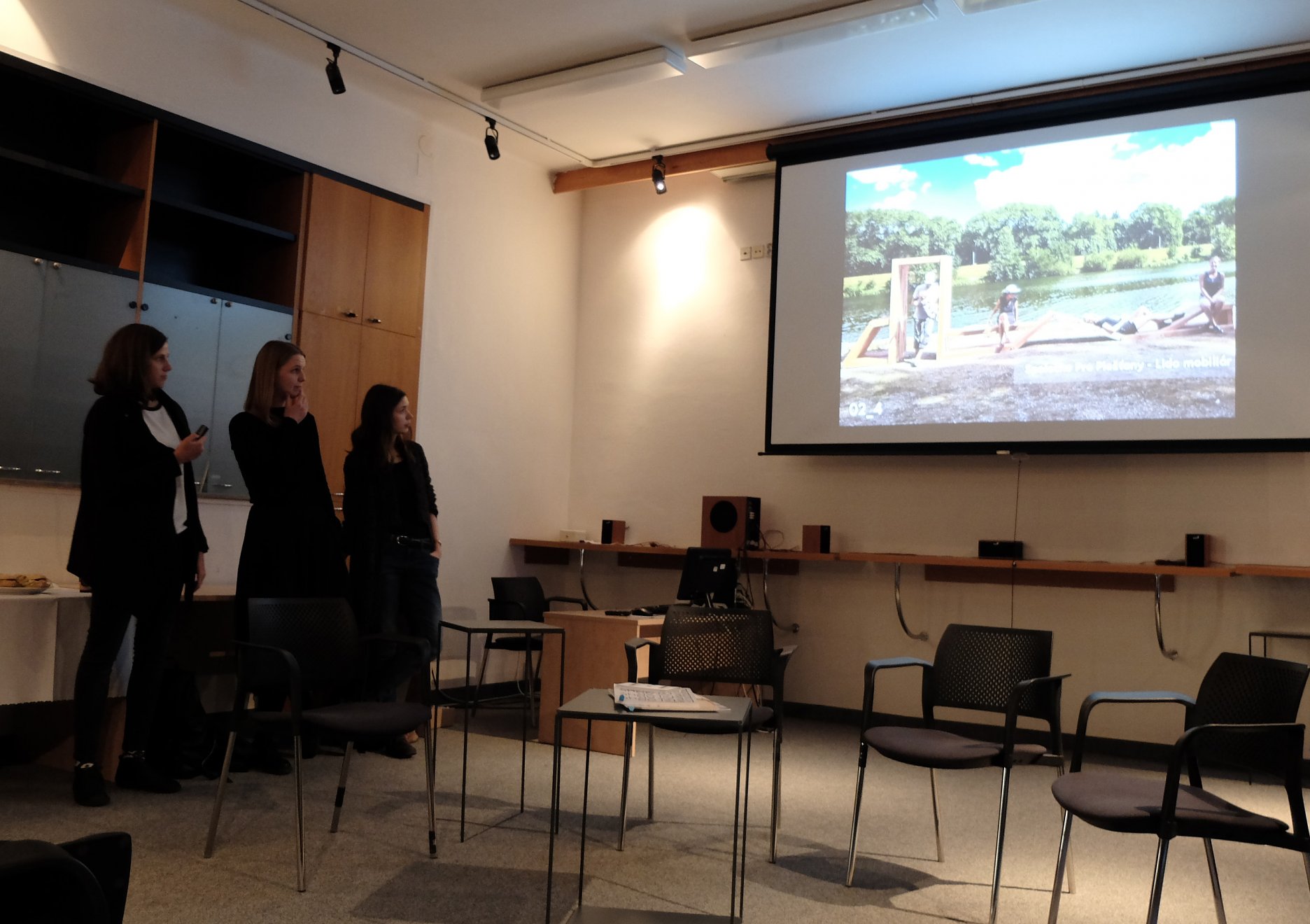 Anna Cséfalvay, Danica Pišteková a Veronika Trnovská z OZ WOVEN v diskusii, ktorá prebehla v rámci zahájenia podujatia Dňa otvorených dverí MoMoWo na Fakulte architektúry STU v Bratislave. 