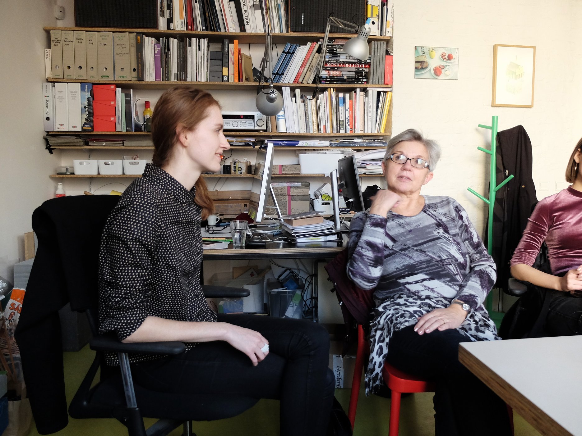 Návšteva ateliéru JRKVC, vľavo diplomantka FA STU Kristína Tomanová, ktorá sa podieľala na autorstve niekoľkých projektov ateliéru vedenom architektom Petrom Jurkovičom. 