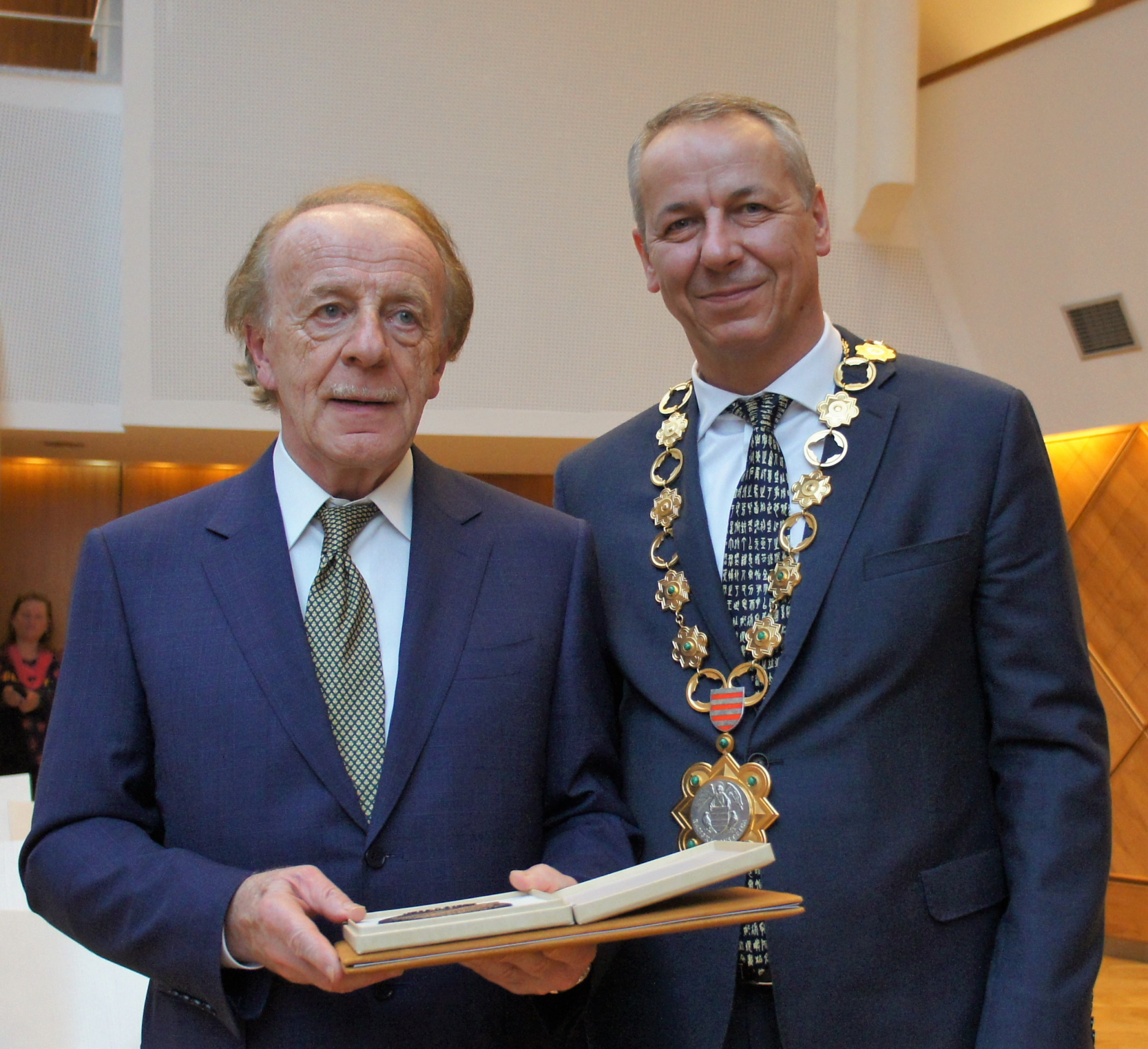 Ocenený p. architekt Peter Černo spolu s primátorom Banskej Bystrice Jánom Noskom