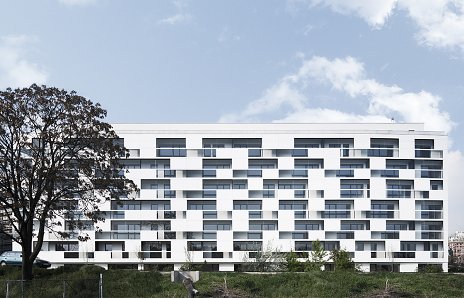 Vlákno-cementový plášť na bytových domoch vo Viedni