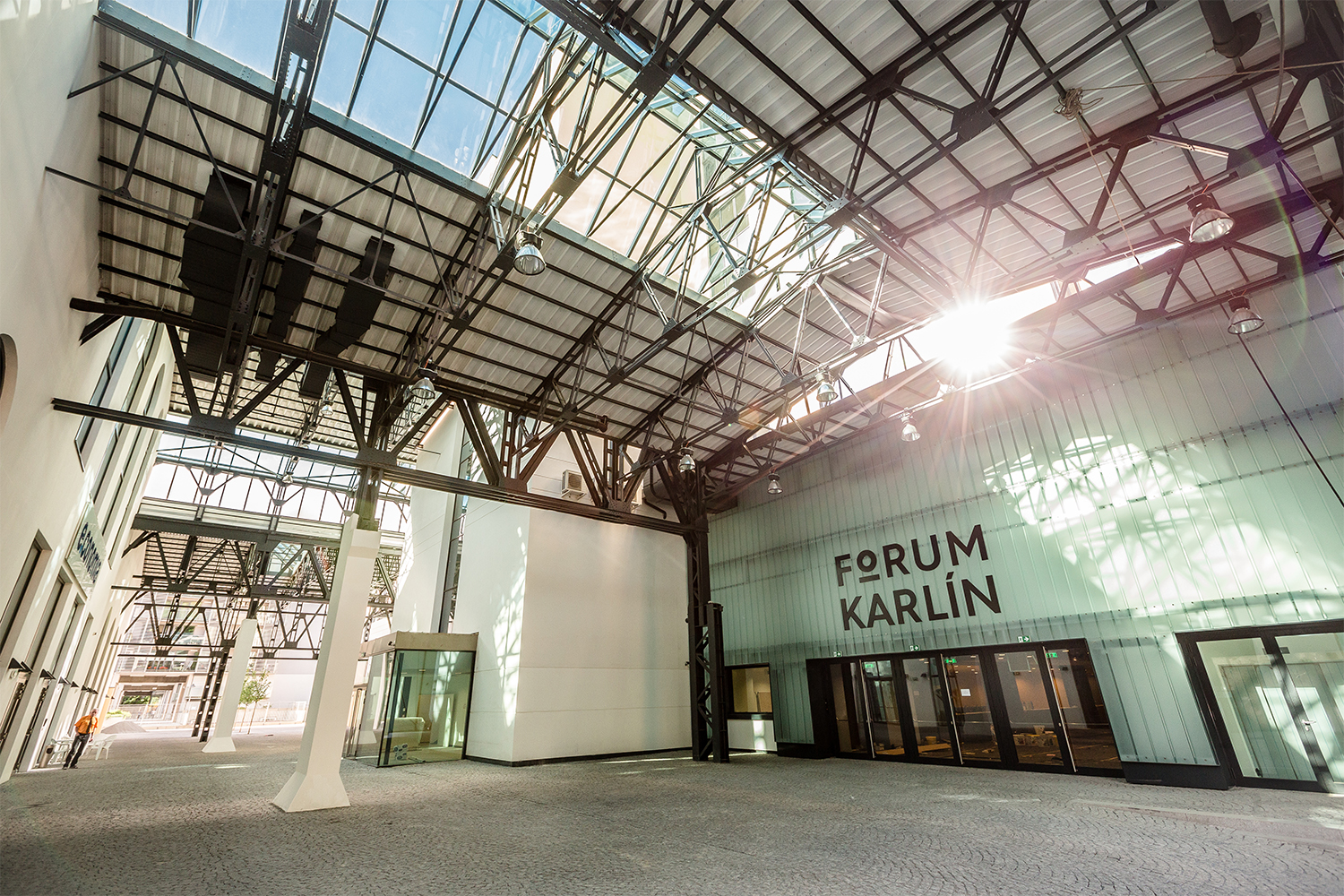 Interier sa nachádza v továrenskej hale, ktorá je dnes súčásťou komplexu Forum Karlín v Prahe. Autorom citlivej rekonštrukcie industriálnej budovy bývalej prvorepublikovej fabriky je Ricardo Bofill.