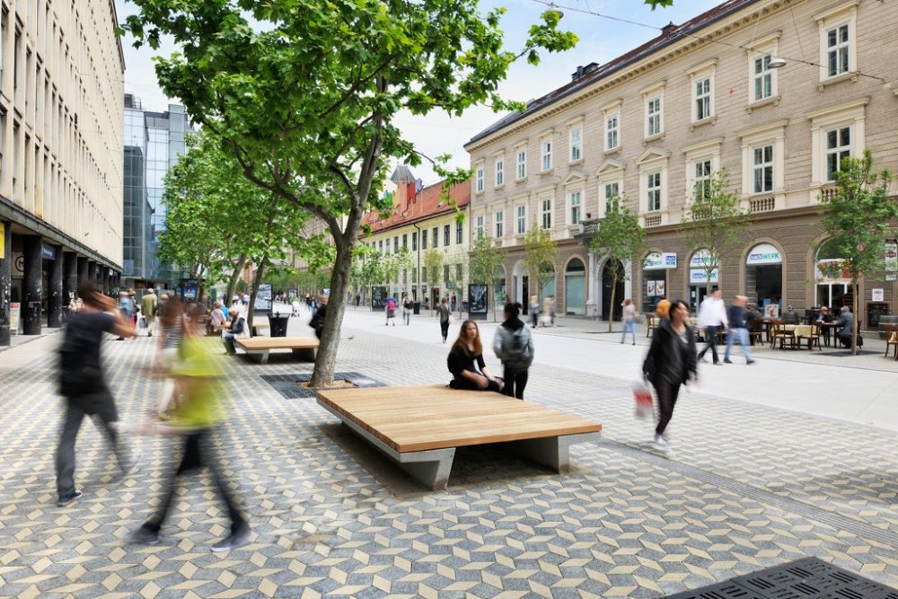 Transformácie Slovinskej ulice v centre Ľubľany na zdieľaný priestor pre verejnú dopravu a chodcov. 