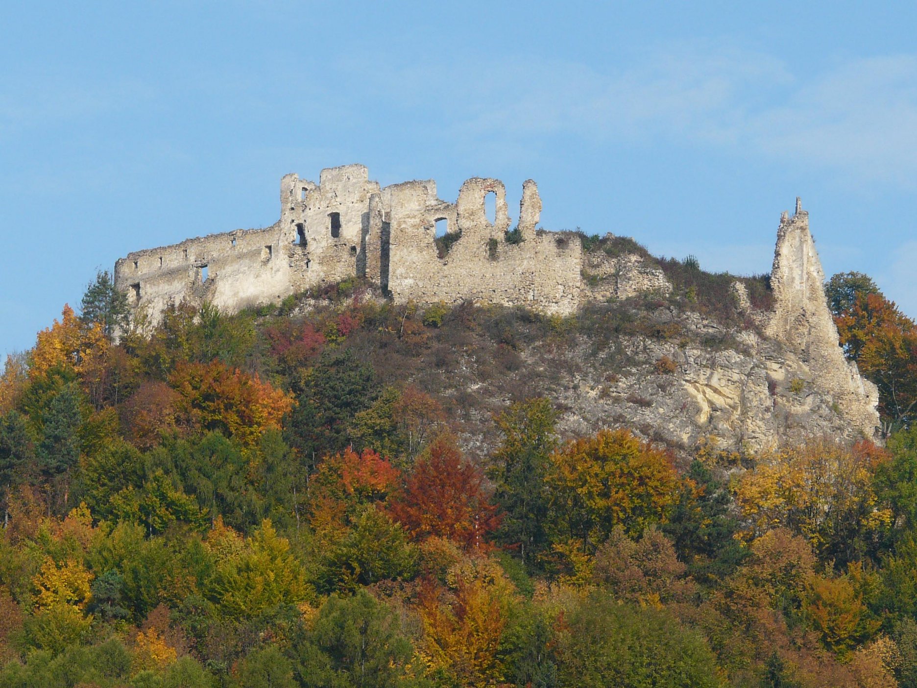 Pohľad na južnú fasádu obytného krídla, NKP Považský hrad, pôvodný stav (október 2008)