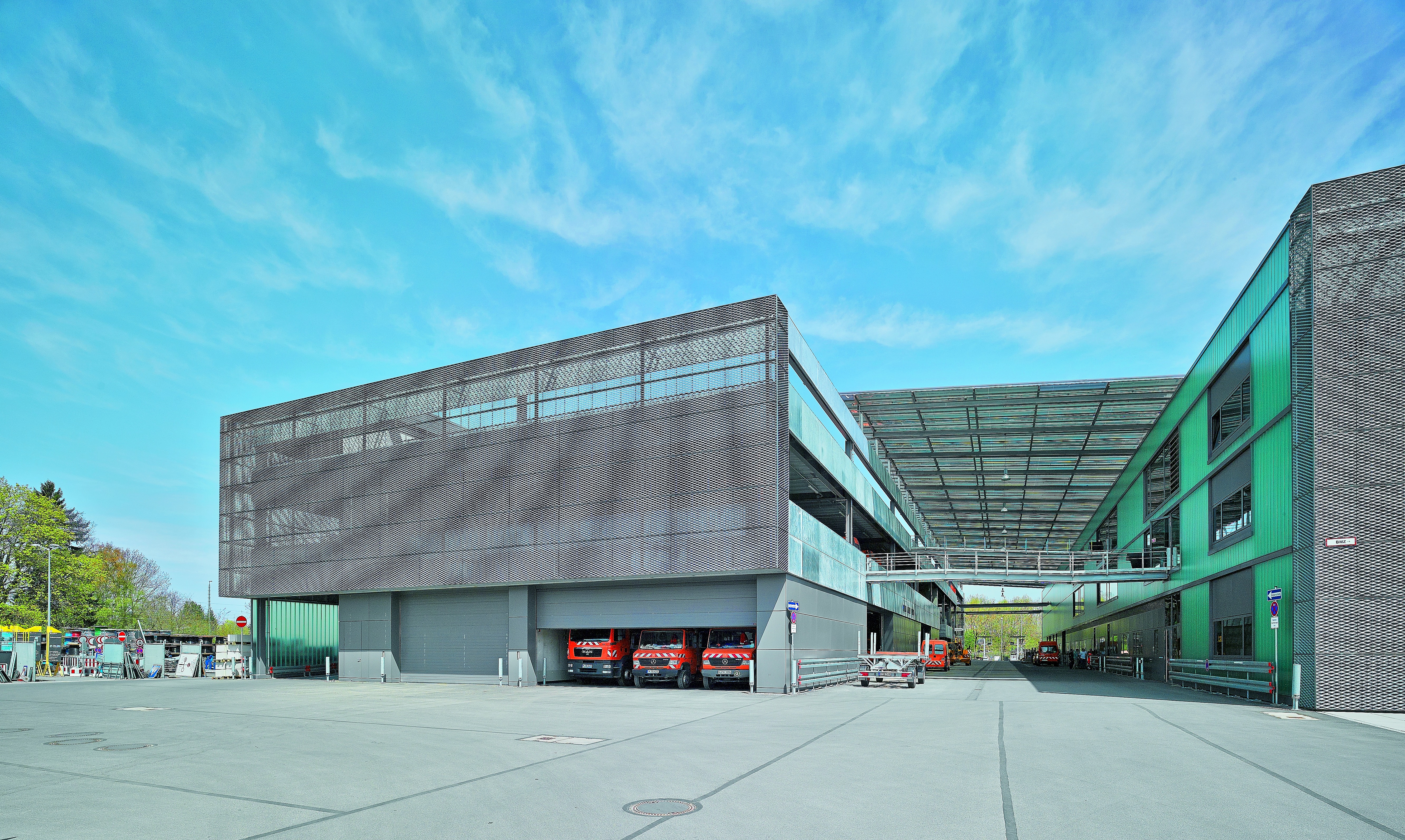 10 m široké sekciové brány Hörmann zabezpečujú energetickú efektivitu prevádzky haly  