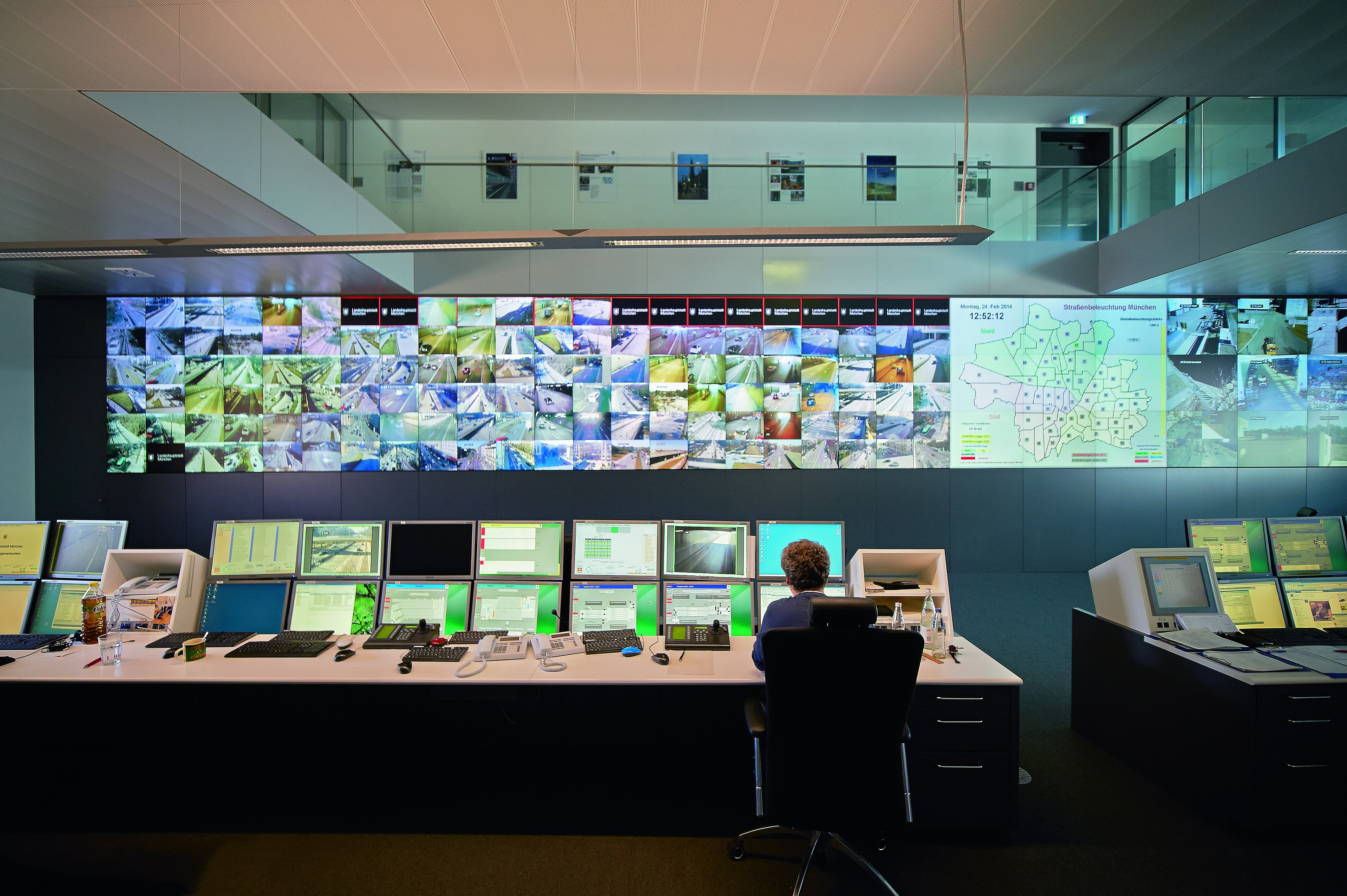 Riadiace stredisko patrí medzi jedno z najmodernejších v Európe. Dopravné situácia je monitorovaná a informácie sa zobrazujú na 17 metrovej multimediálnej stene.