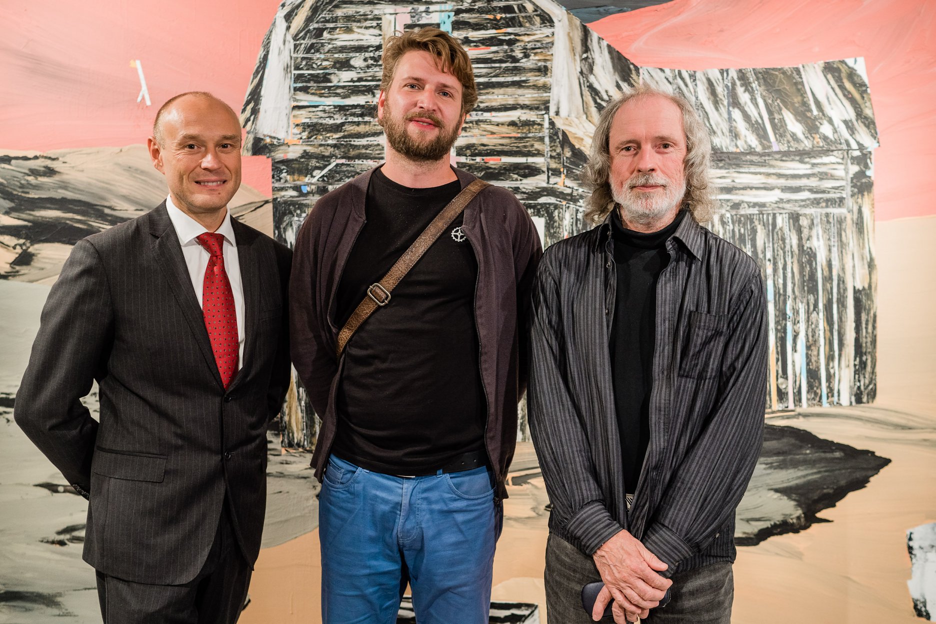 Zľava: predseda správnej rady Nadácie VÚB Alexander Resch,  víťaz Maľby 2018 Samuel Paučo a predseda poroty, vizuálny umelec a pedagóg Jiří Kovanda