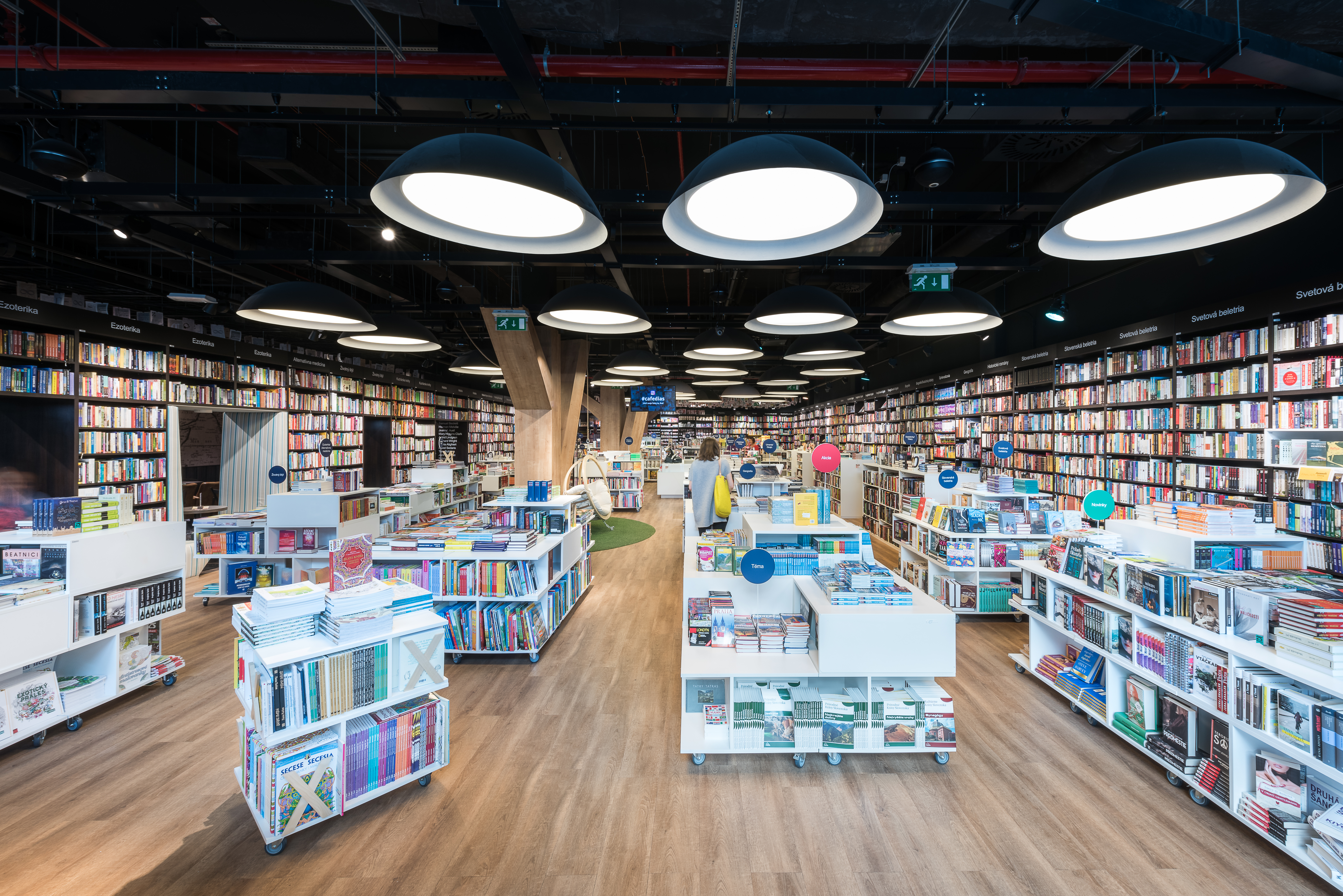 Книжный магазин угловое. Книжный магазин в Америке. Американские книжные магазины. Книжный магазин дизайн. Интерьер книжного магазина.