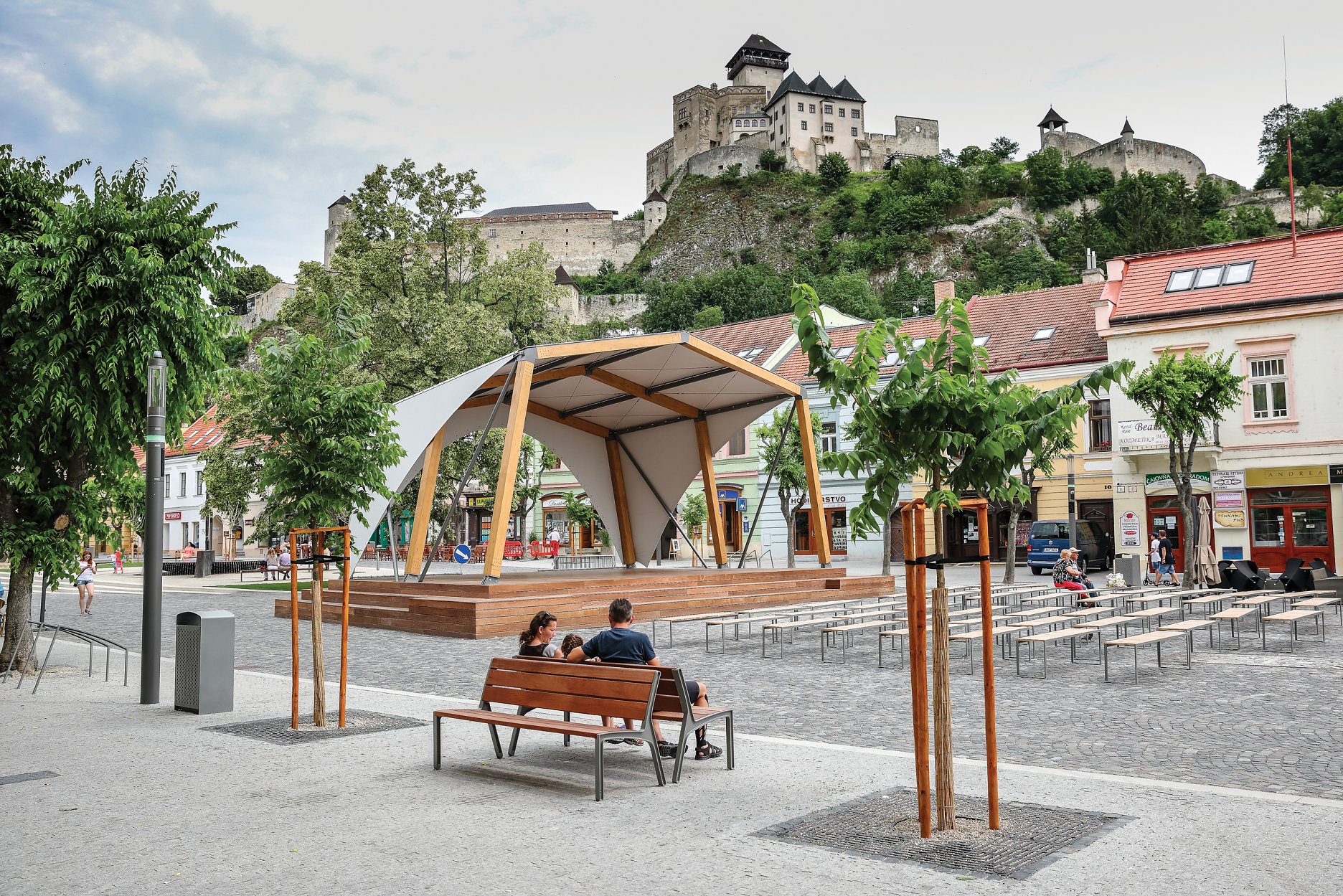 Pódium na námestí v Trenčíne sa vytváralo na zákazku. Je to teda atypické riešenie pódia ktorého pôdorys je rovnoramenný lichobežník o ploche 122m2