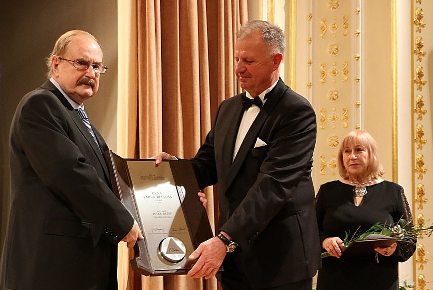 Peter Brtko (vľavo) pri preberaní Ceny E. Belluša za celoživotné dielo.