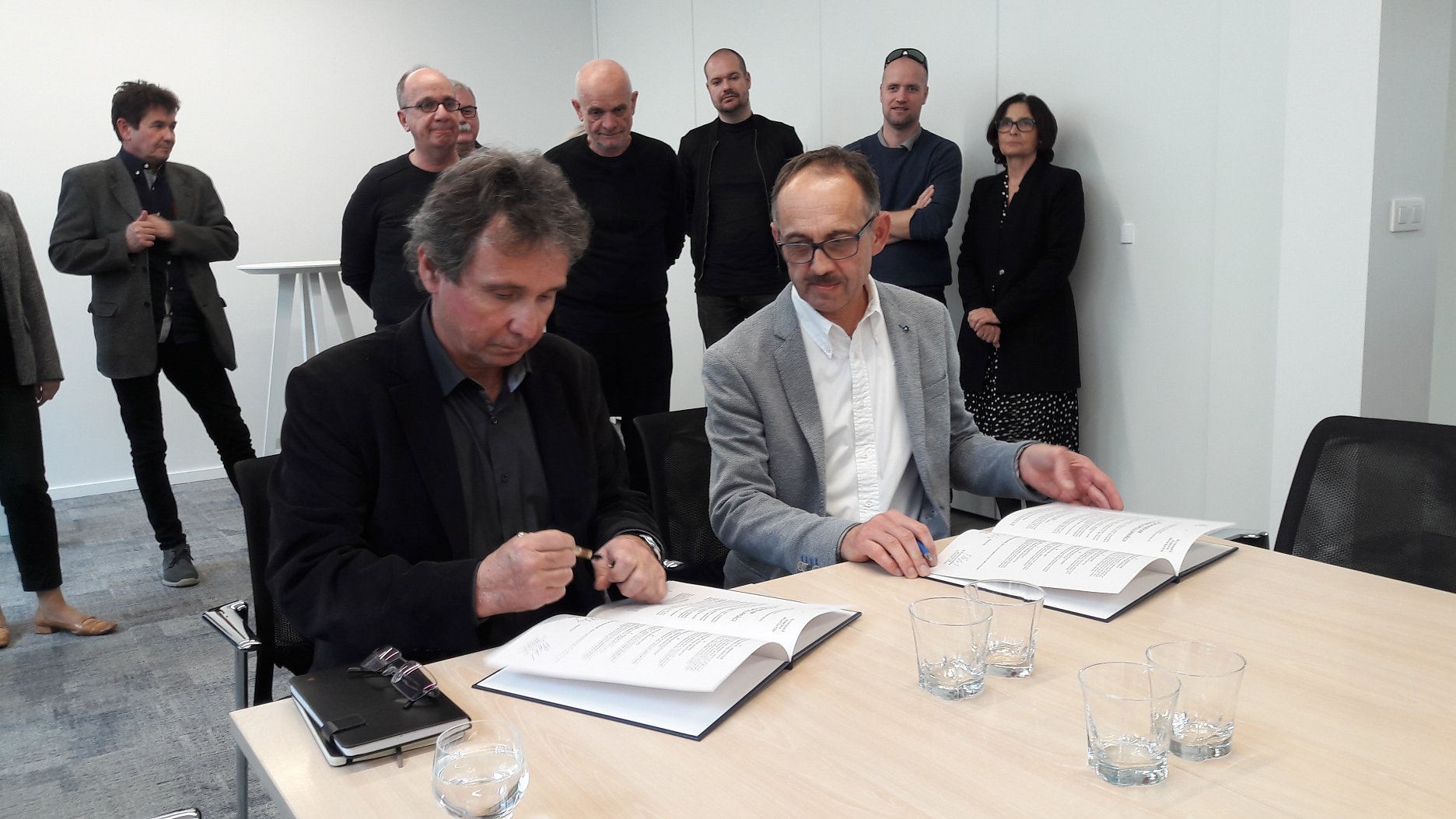Predseda Českej komory architektů Ivan Plicka (vľavo) a predseda Slovenskej komory architektov  Imrich Pleidel (vpravo) pri podpise memoranda