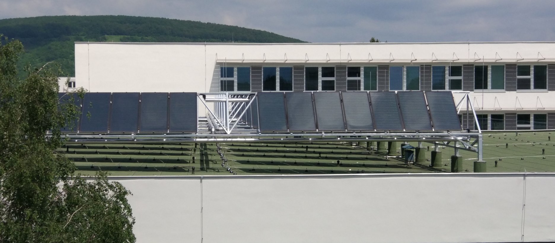 Fotovoltický systém inštalovaný na streche budovy školy