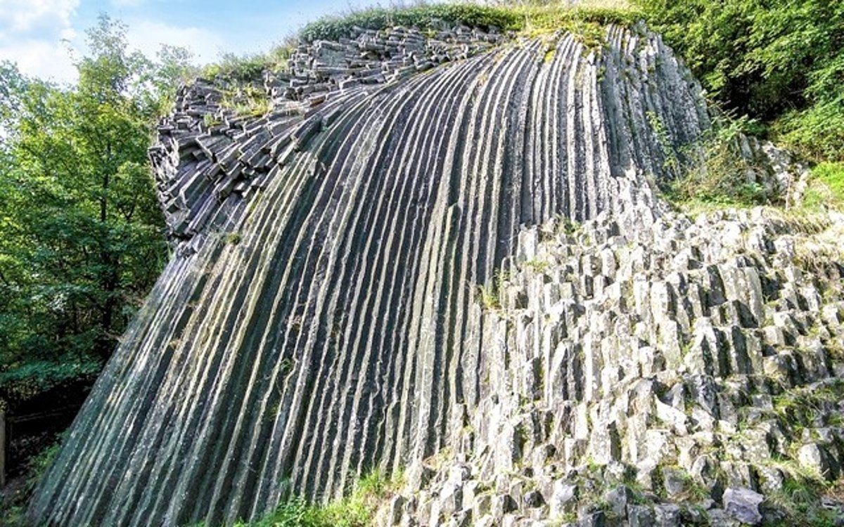 Na obrázku je ukážka prírodného čadiča, kamenný vodopád Šomoška z rovnomennej prírodnej rezervácie na Slovensku.