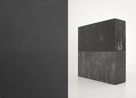 foto vľavo – Lucia Papčová: #5/2015, čierno-biela fotografia na barytovom papieri, objekt vpravo – Štefan Papčo: Stredom steny/ Up the Middle of the Wall, 2014, silikón, 130x130x35 cm