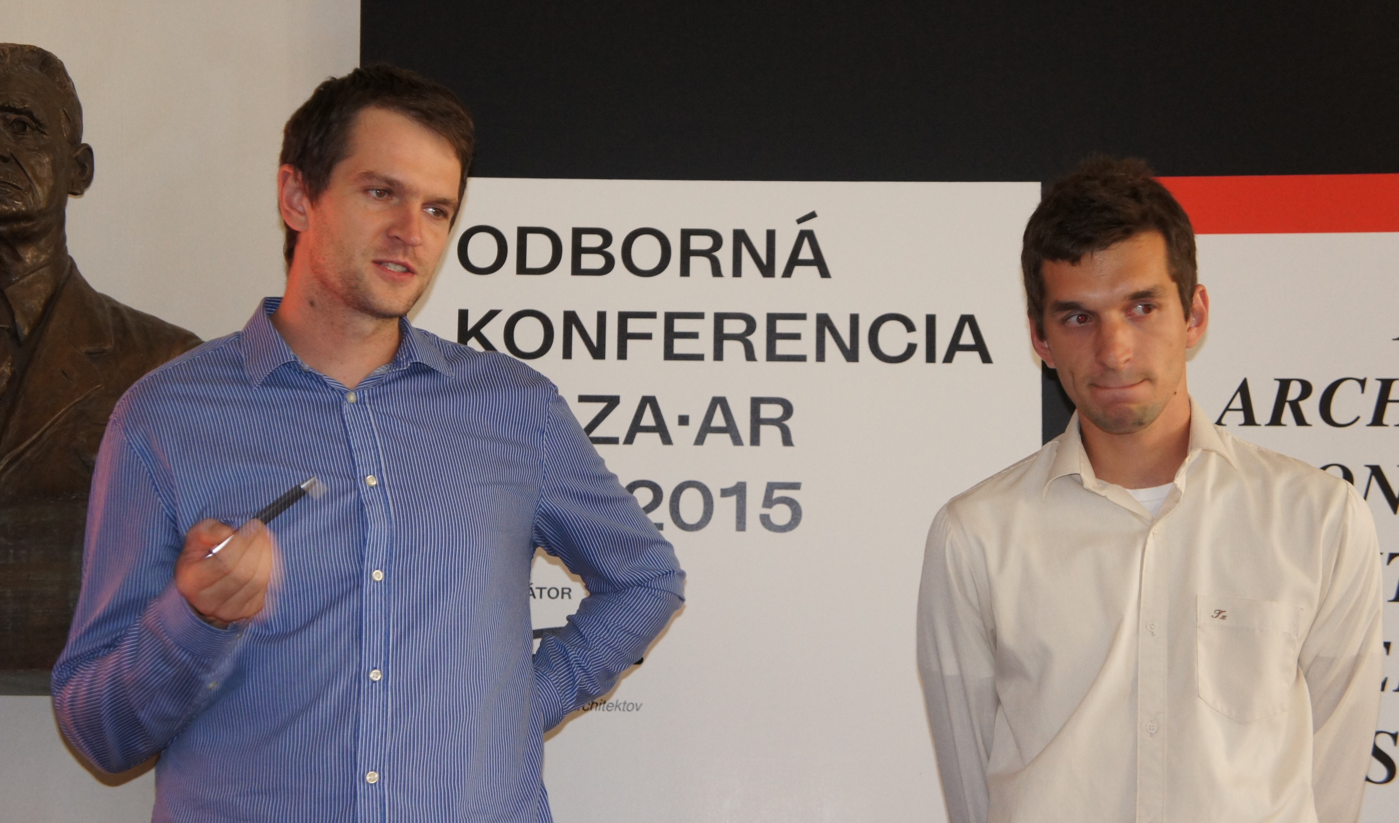 Peter Lényi vľavo, Ondrej Marko vpravo (celom vľavo v pozadí sa prizerá Emil Belluš) 