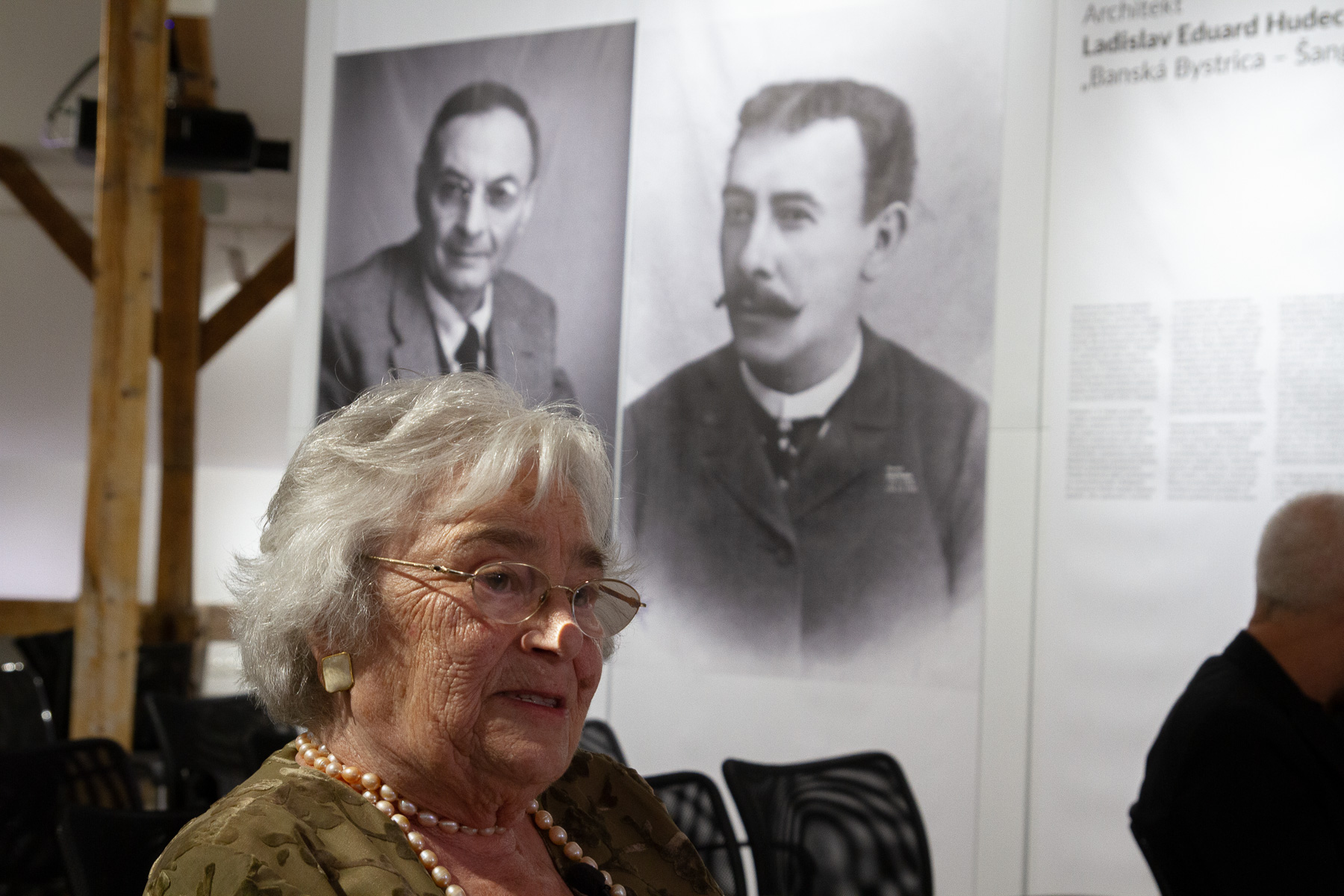 Klára Kubičková pred expozíciou Hudecovcov.