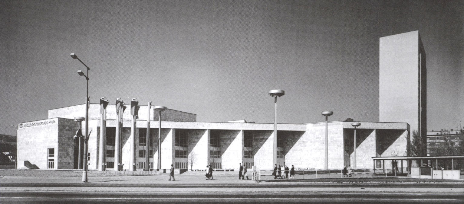 Dom odborov, techniky a kultúry (1981) - celkový pohľad z námestia