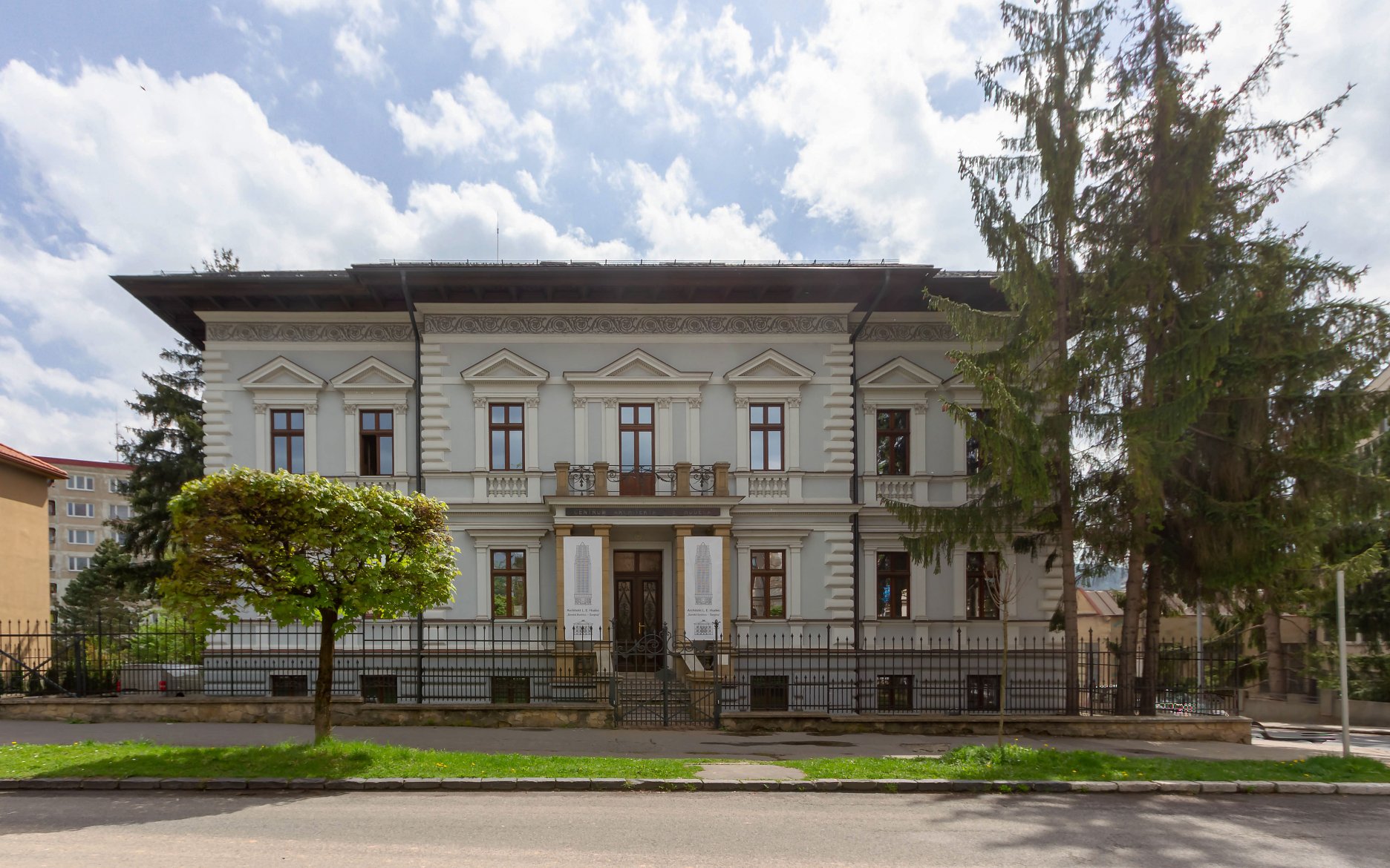 Späthova vila na Skuteckého ulici 22, v Banskej Bystrici. Stála expozícia L. E. Hudeca sa nachádza v novozrekonštruovanom podkroví.