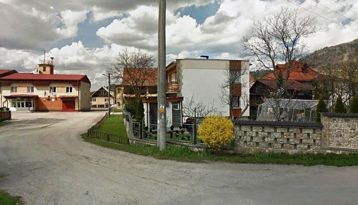 Pohľad z Hlavnej ulice na Obecný úrad