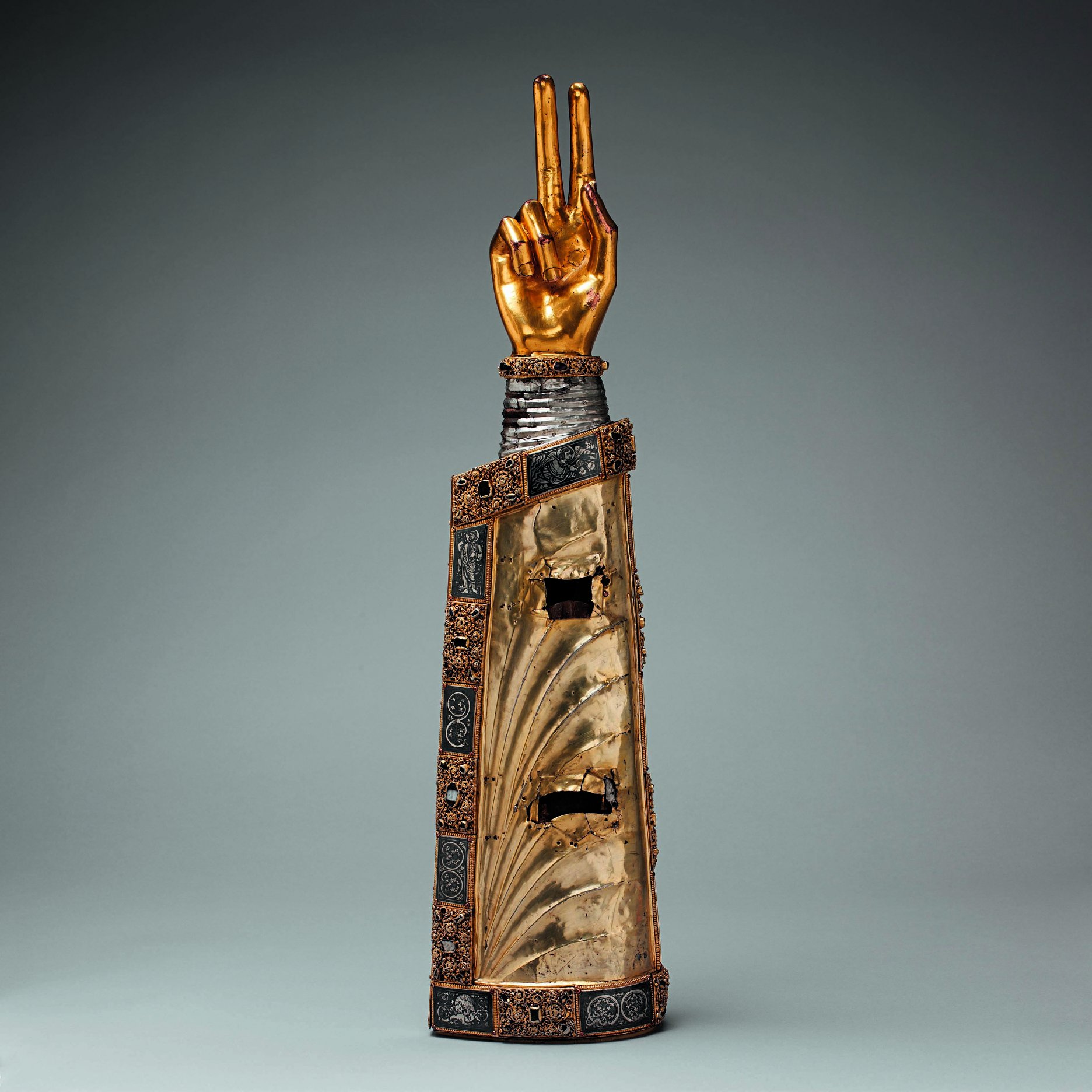 Relikviár ruky neznámeho svätca/svätice. Južné Nizozemsko. Okolo 1230. Metropolitan Museum of Art, New York. Foto: Wikimedia Creative Commons