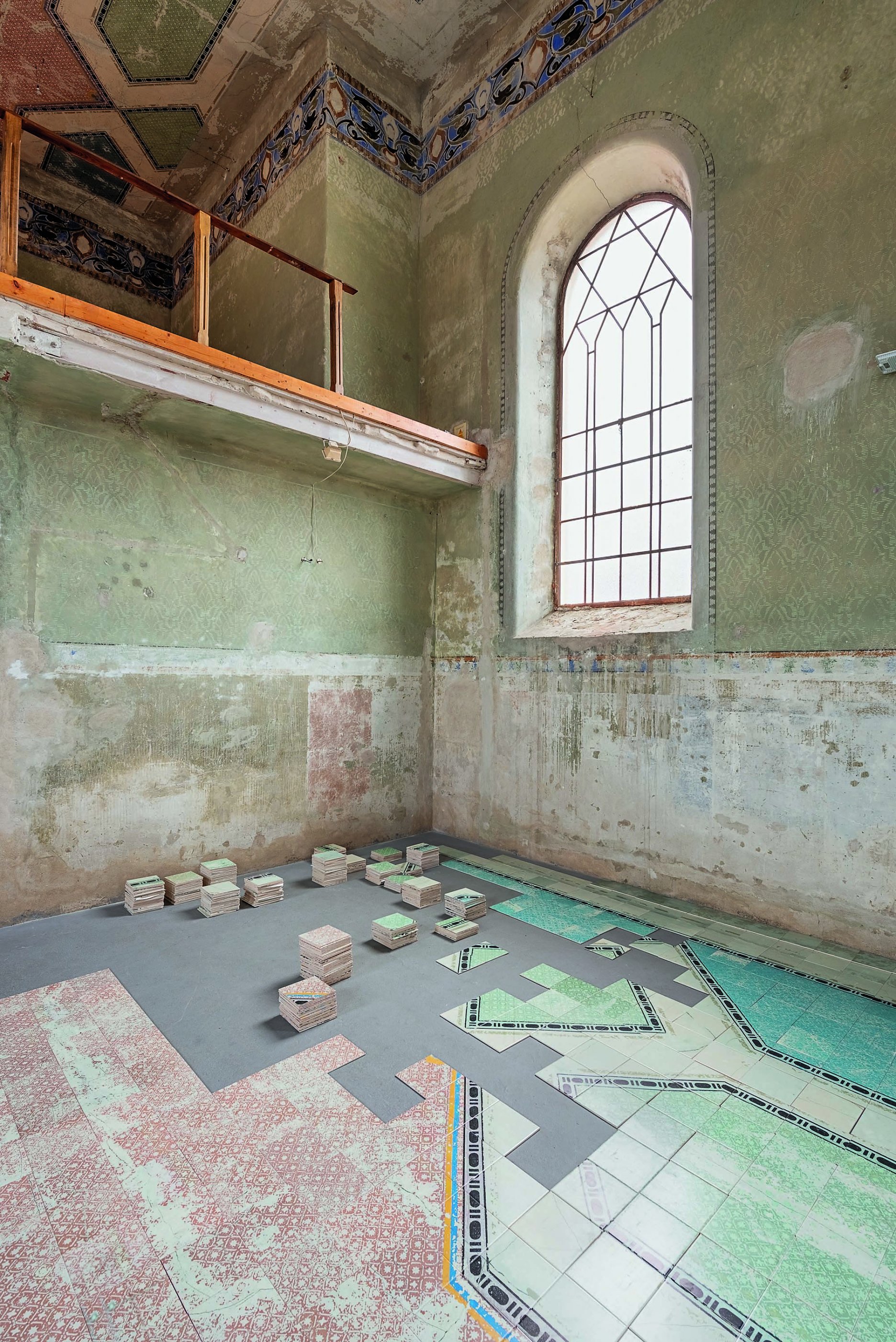 Pohľad do inštalácie výstavy Jara Vargu Niekde som to našiel, ale neviem to nájsť. At Home Gallery. Synagóga Šamorín. FOTO: Peter Čintalan