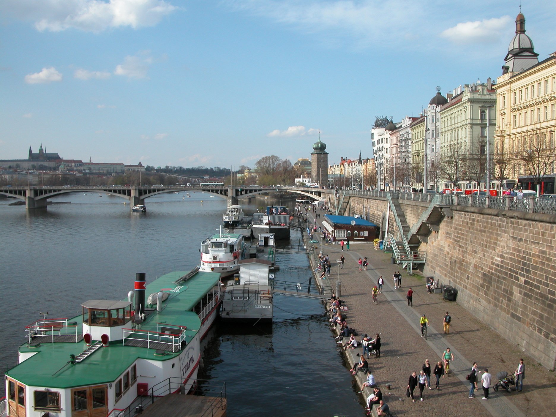 Praha, náplavka pod Rašínovým nábřežím, stav v roce 2018. Jeden z nejpřitažlivějších veřejných prostorů v Praze ožil dík iniciativě zdola, ne následkem městského plánování.