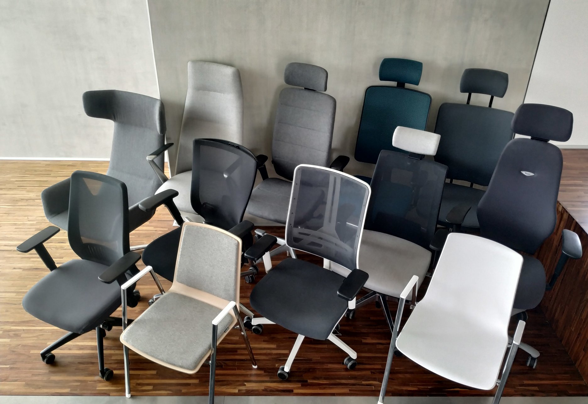 Podoba stoličiek používaných v kancelárii môže byť naozaj rôznorodá...