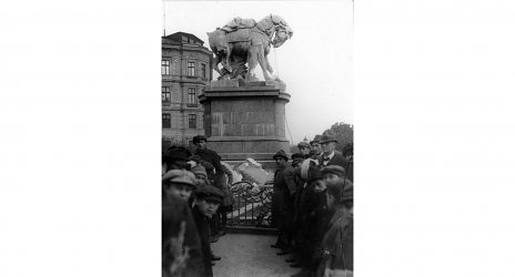 SOFT NORM: Žulové slzy, bronzový hnev