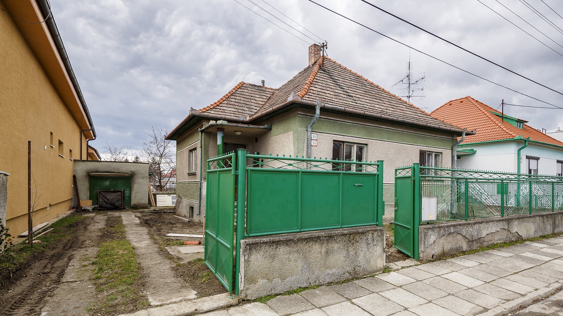 Dom, v akom bývajú Hučkovci, nájdete v každej slovenskej obci, zväčša v pôvodnom stave.