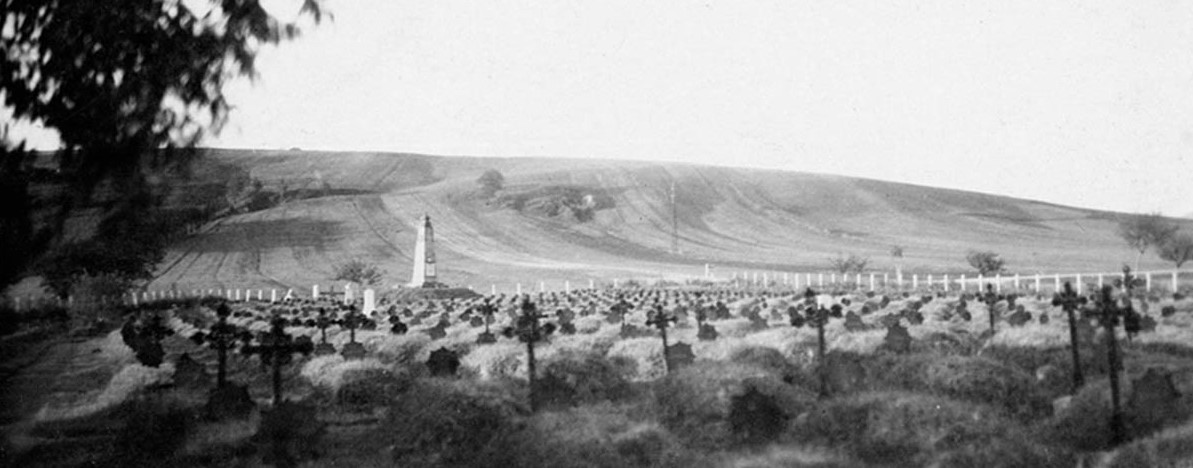 Vojenský cintorín v Majeri - fotografia z roku 1929 ukazuje jeho pôvodné rozmery. Zdroj: Vlado Kollár