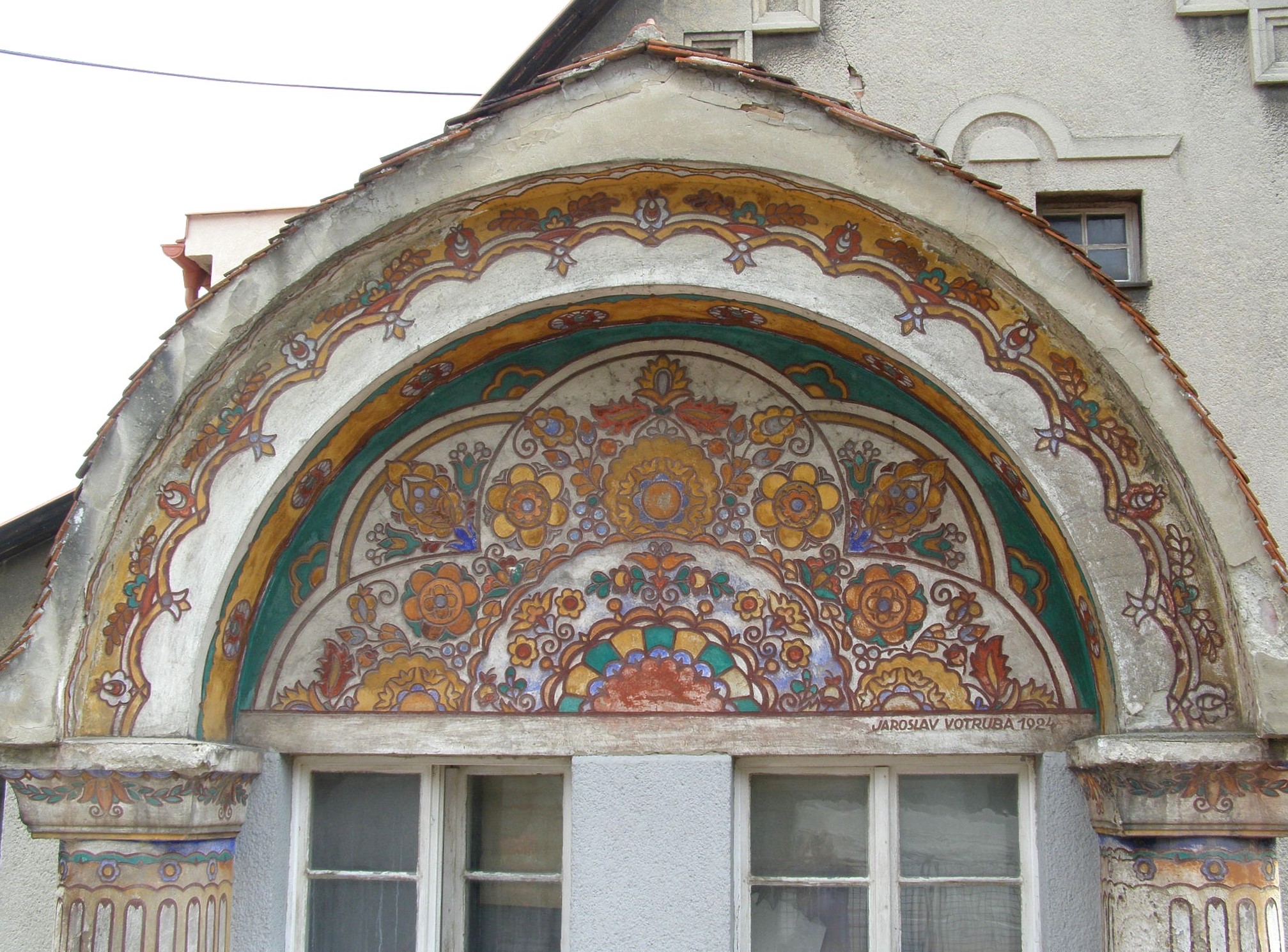 Detail vily postavenej pre brata Tomáša - štít s výtvarným dielom od Jaroslava Votrubu