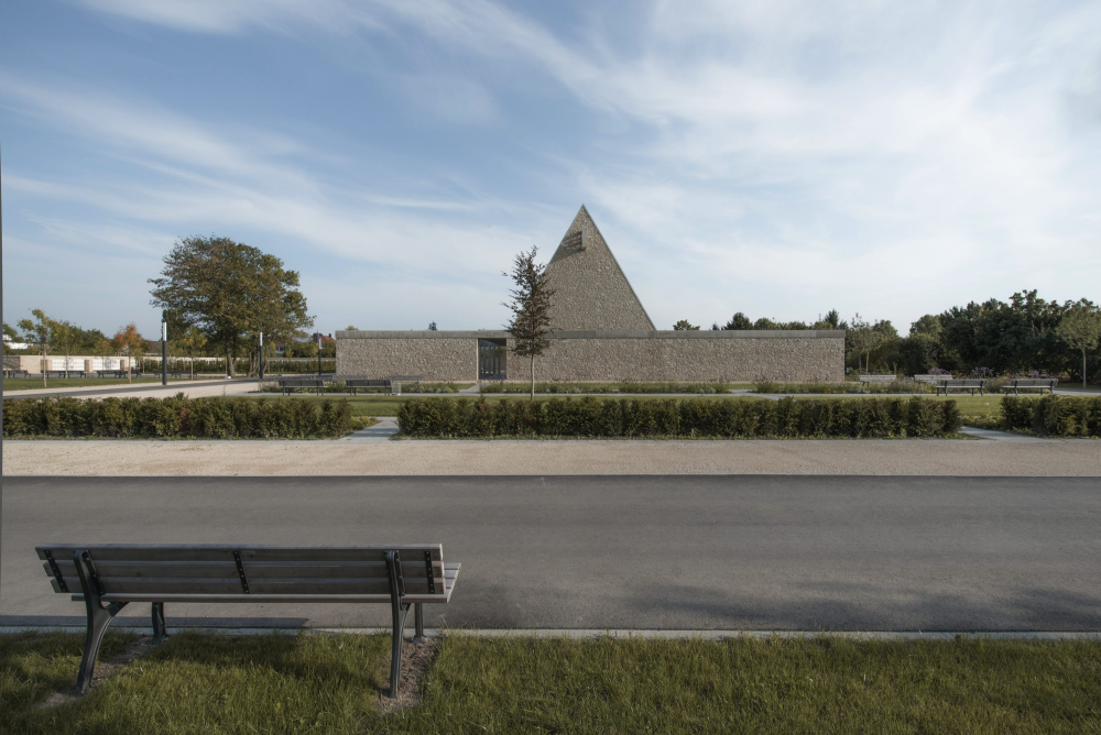 Realizácia obradnej siene cintorína v nemeckom Ingelheime nad Rýnom od ateliéru Bayer & Strobel Architekten. Foto – Bayer & Strobel Architekten.