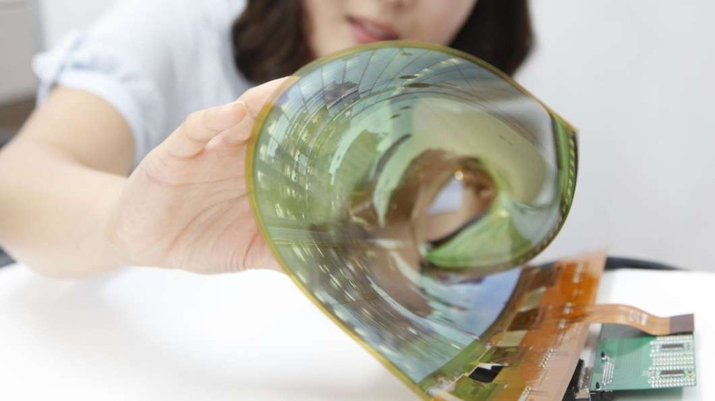 Prototyp flexibilného displeja OLED umožňujúceho rolovanie (max. do 3cm rolky), ktorý spoločnosť LG predstavila v minulom roku