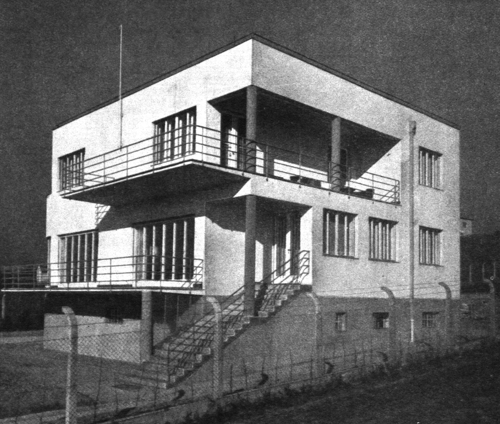 Rodinný dom Dr. Hynka Hromadu v Bratislave, 1936. Repro: Slovenský staviteľ, 7, 1937, č. 1, s. 4.