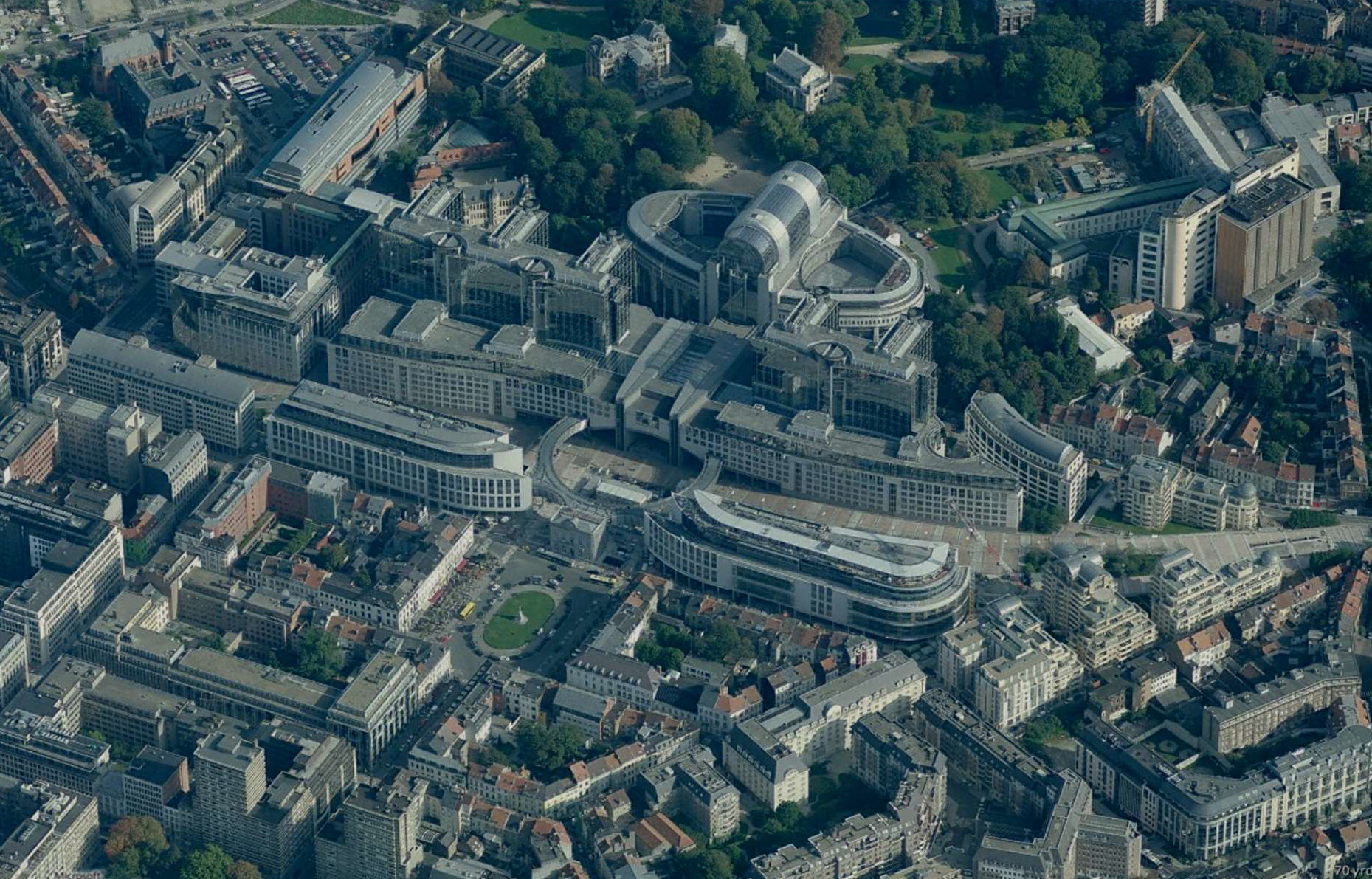 Pohľad na všetky budovy Európskeho parlamentu, v strede námestie Place du Luxembourg 