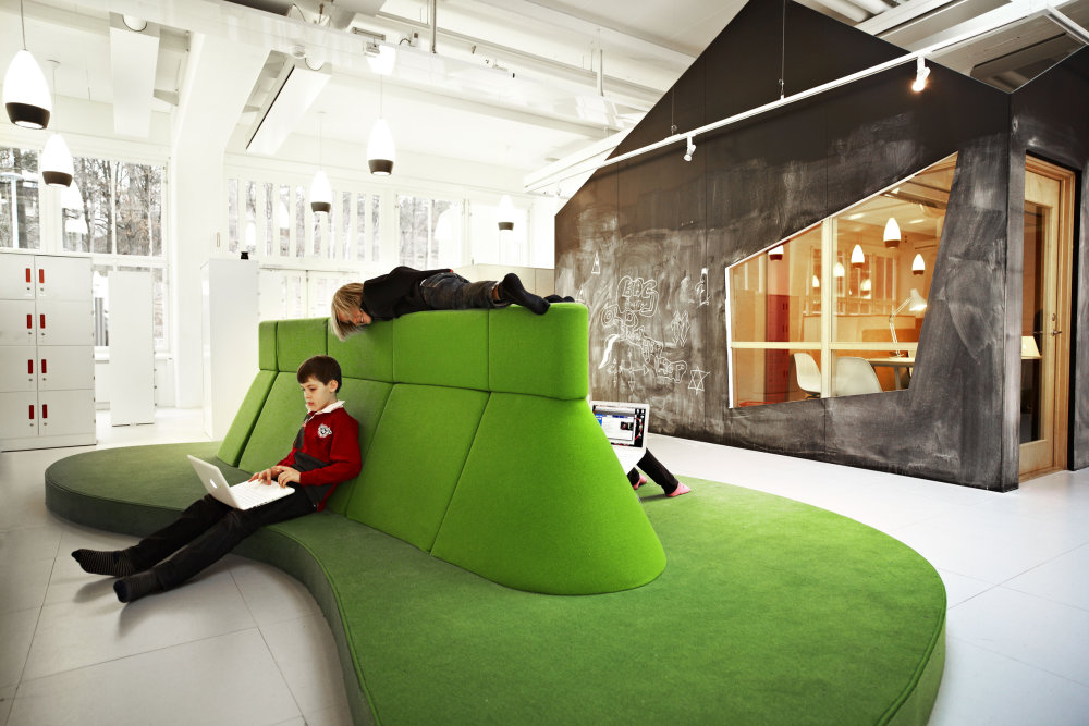 Interiér švédskej školy Vittra Telefonplan od Rosan Bosch využíva rôzne typy prostredia vo vnútri školy. Uzatvorené miestnosti sa striedajú s otvoreným priestorom. Foto – Kim Wendt