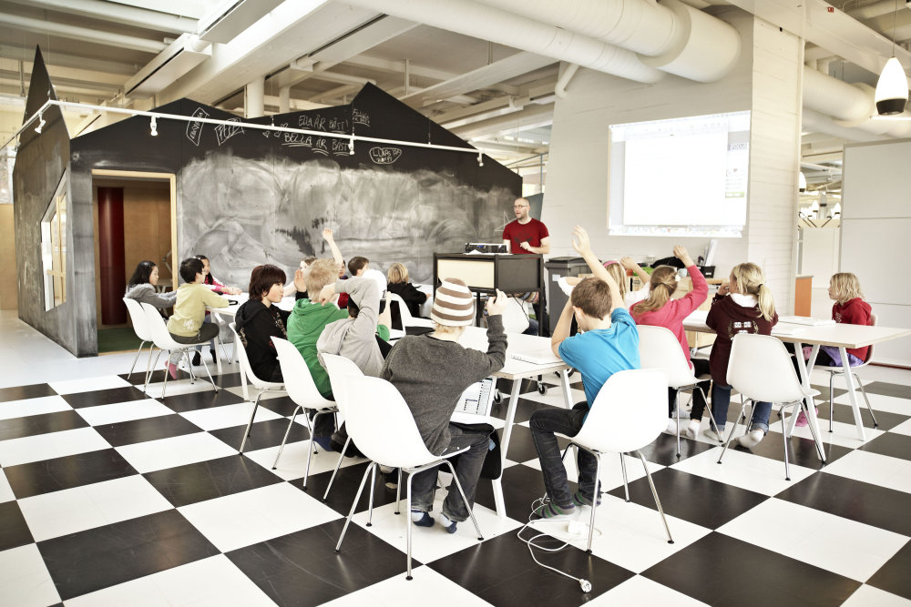 Obedňajší debatný klub vo švédskej Vittra school Telefonplan od štúdia Rosan Bosch. Foto – Kim Wendt