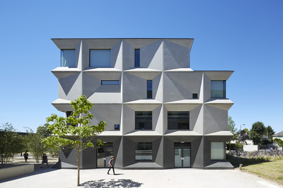 Dievčenská škola Burntwood School získala tento rok najvyššie architektonické ocenenie v Británii – Stirlingovu cenu. Pôvodný modernistický komplex z roku 1950 dopĺňal a rekonštruoval ateliér AHMM. Foto – Rob Parrish