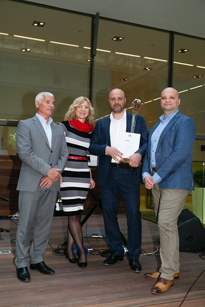 Prevzatie hlavnej ceny – CENA VISIO 2020 – zľava Luciano Lazzari, prezident Európskej rady architektov, Taliansko, Darina Lalíková z Vydavateľstva EUROSTAV, Adrian Rác z HB Reavis, František Palko z Ministerstva dopravy, výstavby a regionálneho rozvoja SR