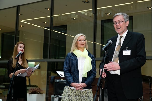 prevzatie ceny - CENA VEREJNOSTI Ceny VISIO 2020 - zľava moderátorka Janka Lieskovská, obchodná riaditeľka Indrid Blaškovičová z Vydavateľstva EUROSTAV, Henrich Pifko z IEPD