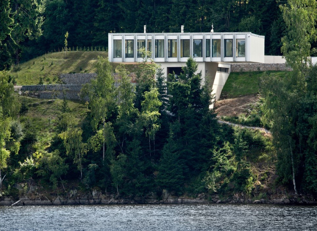 Vila poskytuje krásne výhľady na vodnú plochu