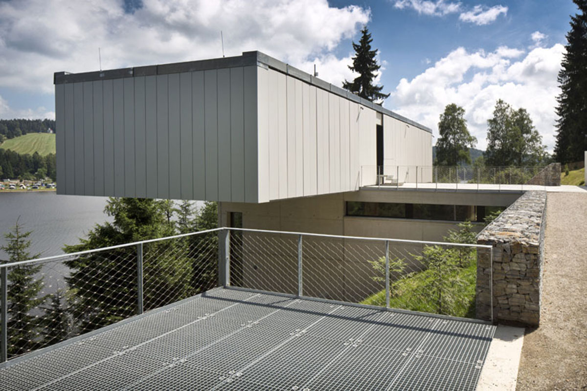 Oceľový kváder je vykonzolovaný na každú stranu o 7,8 m. Zákled tvorý masívna betónová konštrukcia.