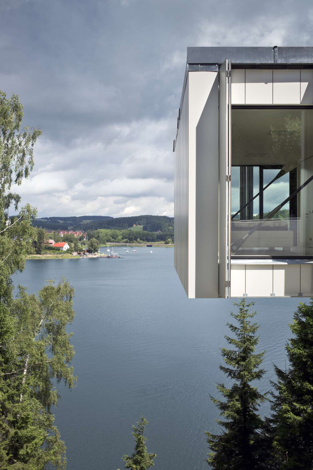 Transparentný oceľový box využíva danosti pozemku