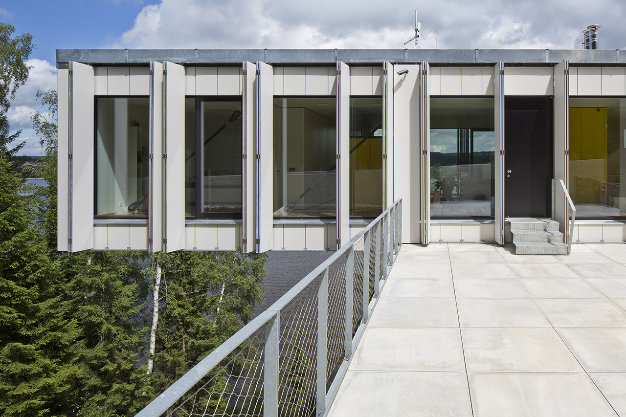 Pohľad z juhozápadu: terasa slúži ako nástupný priestor do domu