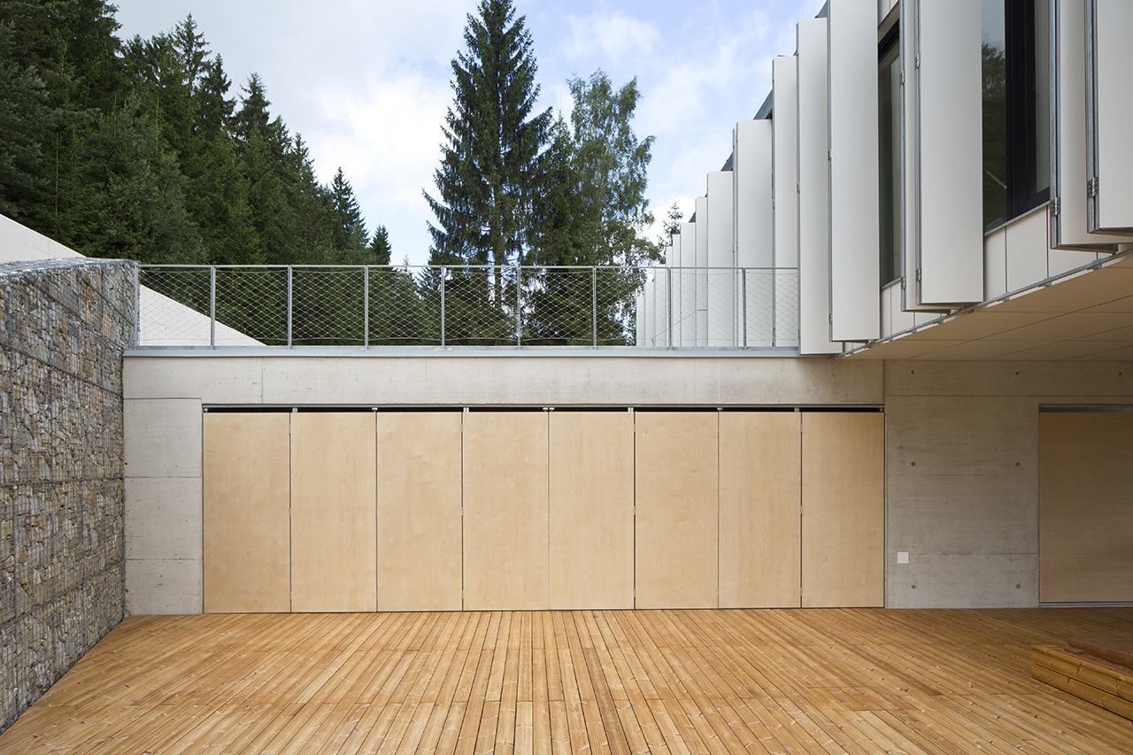 Kombinácia prírodných materiálov na spodnej terase