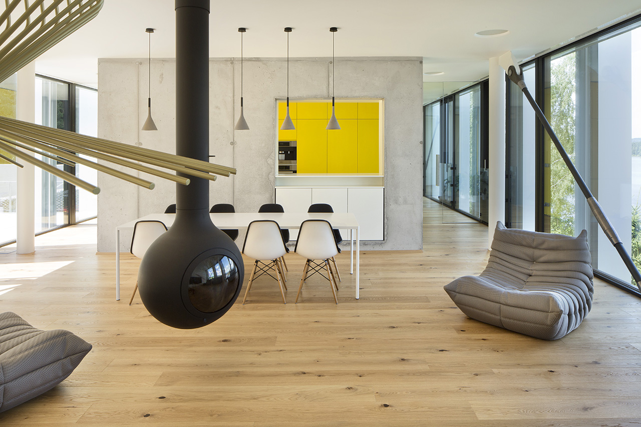 Hlavný obytný priestor je otvorený k vode aj terase