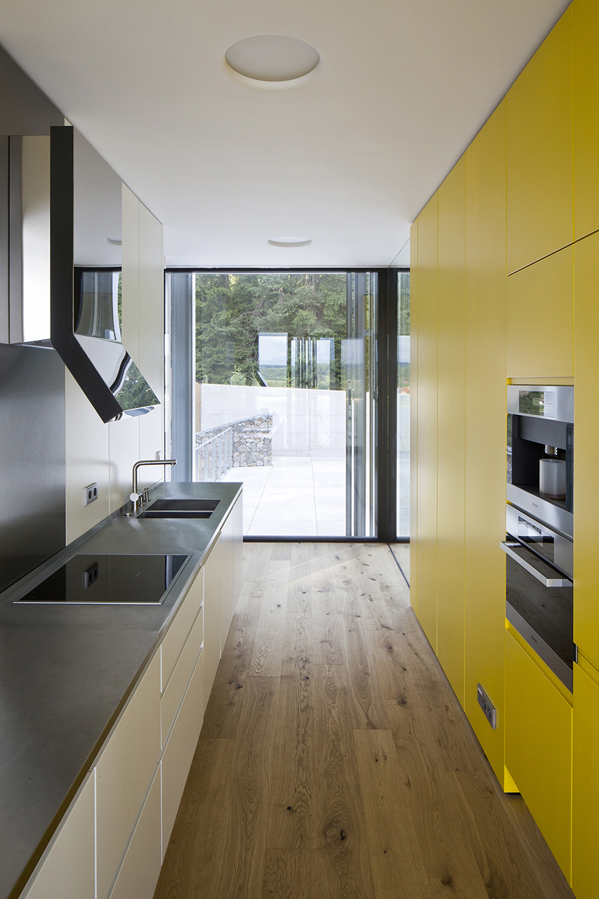 Kuchyňa je od hlavného obytného priestoru pohľadovo oddelená