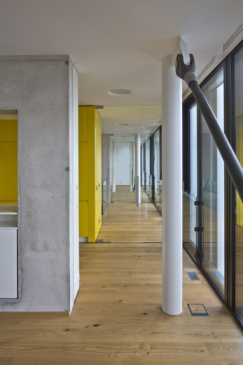 Vnútorný priestor je členený kubusmi kúpeľne, shodiska a obslužných priestorov